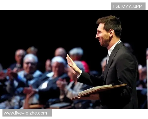 特朗普赠送镀金钥匙给C罗使其成为首位获此荣誉的运动员